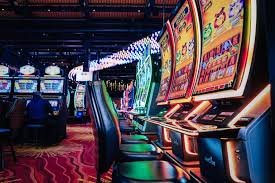 Antarmuka platform naga10001 menampilkan berbagai kategori permainan dan sportsbook